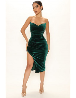 فستان أخضر مخمل