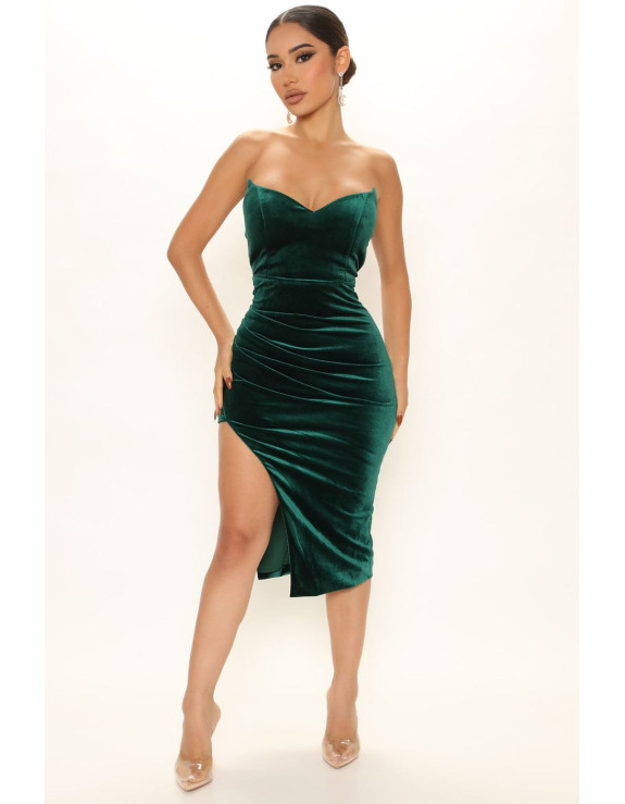 فستان أخضر مخمل