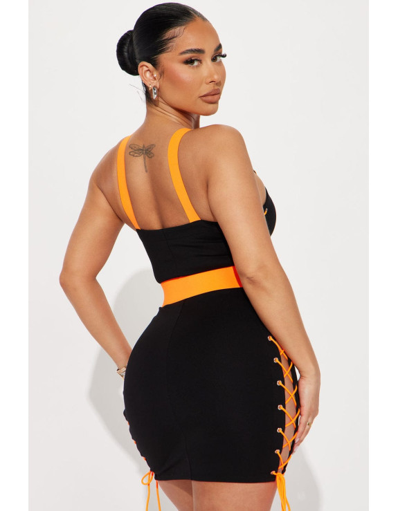 فستان أسود و برتقالي