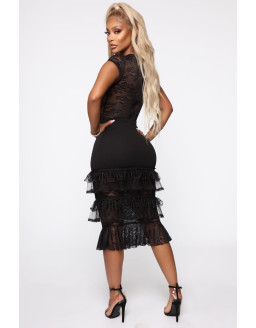 فستان أسود تحت الركبة