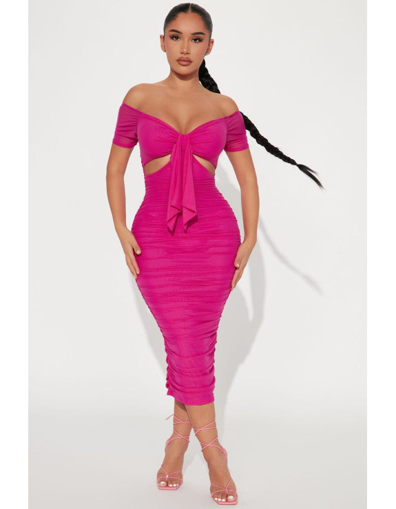 فستان فوشيا تحت الركبة