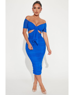 فستان أزرق تحت الركبة