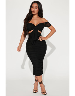 فستان أسود تحت الركبة