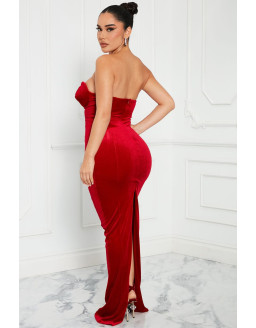 فستان أحمر طويل