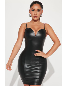 فستان أسود جلد