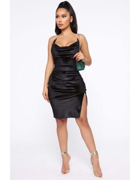 فستان أسود مخمل