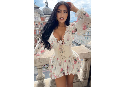 فستان أبيض مزهر